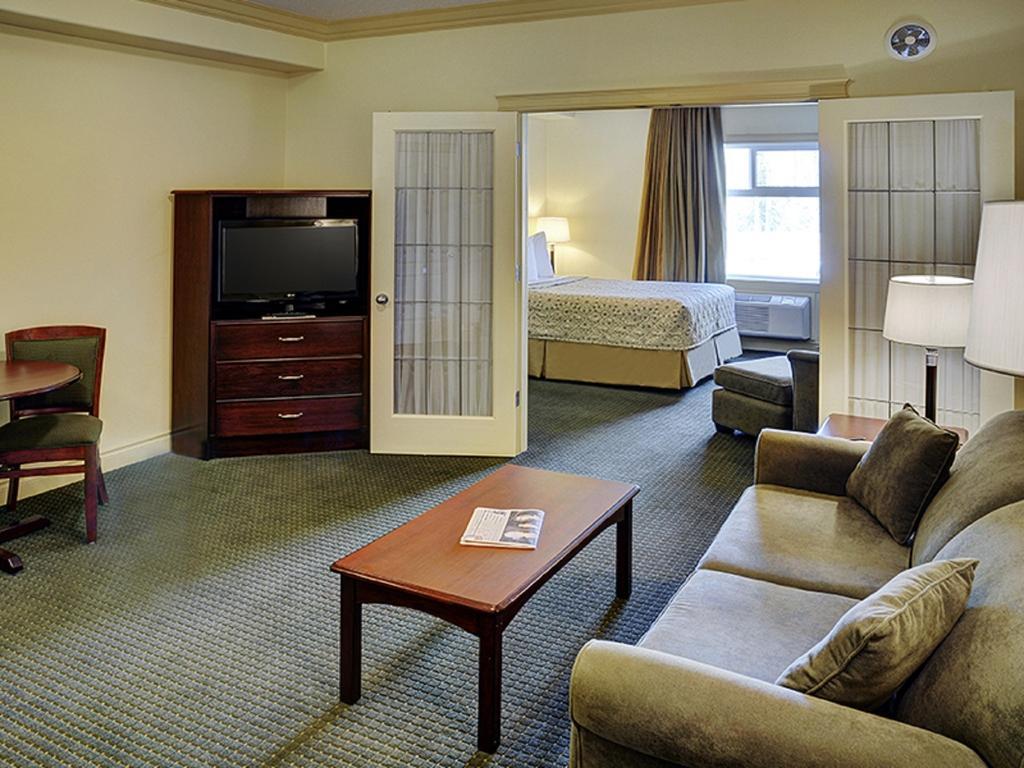 Chateau Nova Hotel Fort Mcmurray Kamer foto