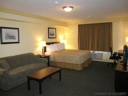 Chateau Nova Hotel Fort Mcmurray Kamer foto
