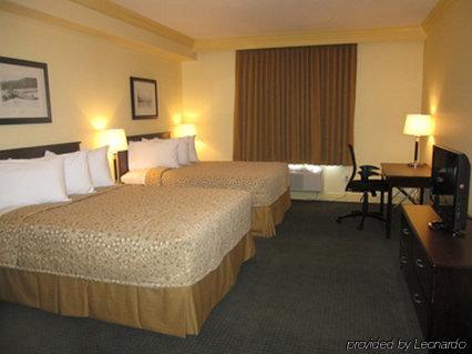 Chateau Nova Hotel Fort Mcmurray Kamer foto